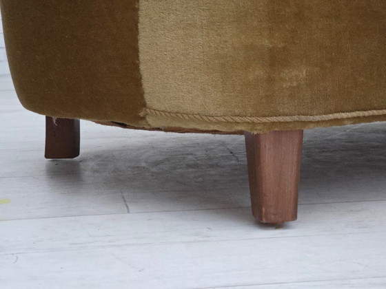 Image 1 of Deense "Banana" driezitsbank uit de jaren 60, origineel olijfgroen meubelvelours.