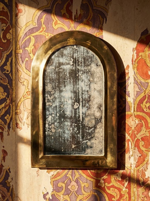 Grande specchio da parete vintage marocchino, realizzato a mano tra gli anni '50 e '70, con arco in ottone massiccio.