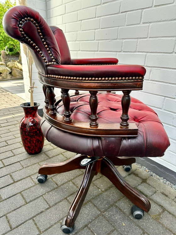 Poltrona da Capitano Chesterfield Inglese Vintage Sedia da Ufficio Mogano, Sedie da ufficio, Pelle, Rosso (foto 3 di 15)