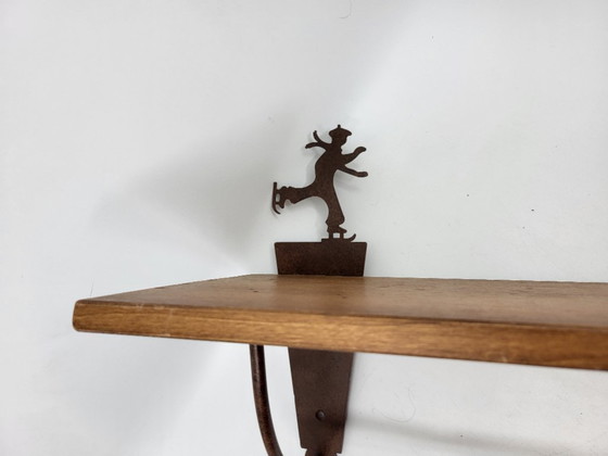 Image 1 of Mensola in legno e metallo decorata con pattinatori sul ghiaccio