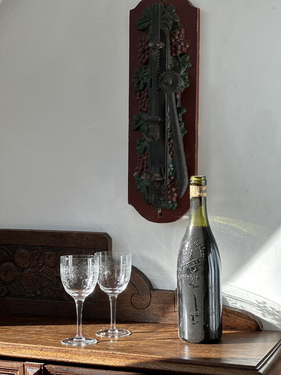 Image 1 of Ouvre-bouteille mural ancien en fonte à motif de raisin – style auberge (vers 1900)