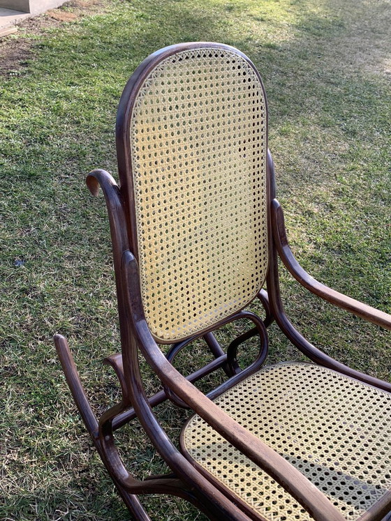 Antiker Schaukelstuhl von Thonet – Schaukelstühle (photo 3 of 6)