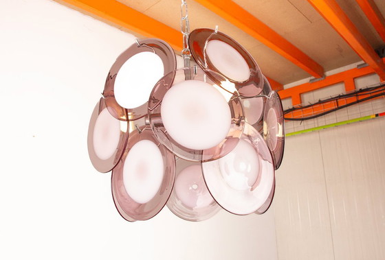 Image 1 of Lampadario “Space Age” composto da 15 pendenti in vetro di Murano rosa e bianco, modello “Disc” di Gino Vistosi 1970.