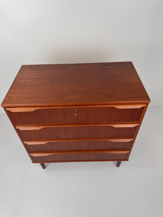 Image 1 of Cassettiera danese vintage: elegante design in teak di metà secolo