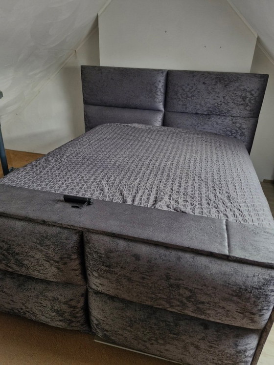Hotel chique boxspring 180x200 met hoofdbord en tv-lift – Tweepersoonsbedden, Polyester (photo 2 of 5)