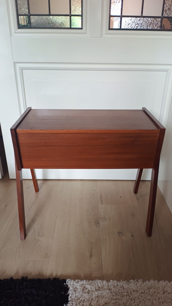 Image 1 of Table d'appoint vintage danoise en teck, idéale pour les plantes, les plantes ou la couture – années 1960