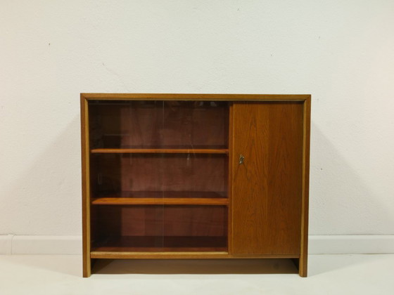 Image 1 of Libreria vintage anni '50, vetrina di metà secolo, impiallacciatura di rovere, ante scorrevoli in vetro, Cabinet Germany