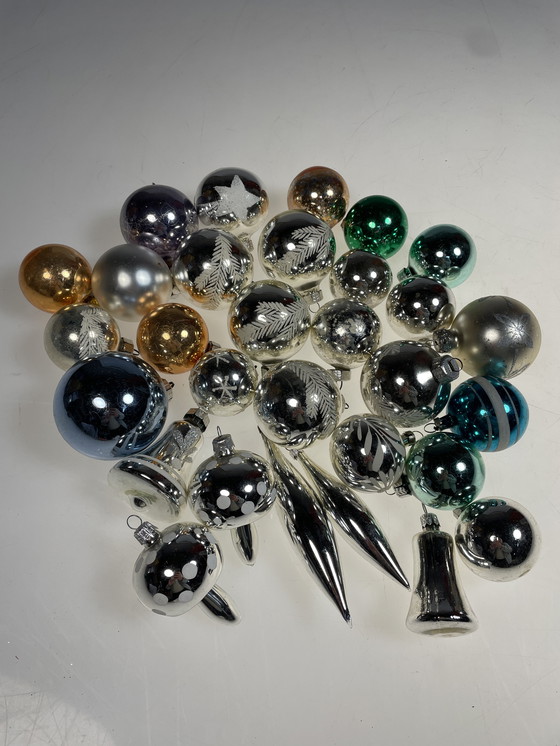 Image 1 of Grand lot de plus de 340 boules de Noël anciennes en verre.