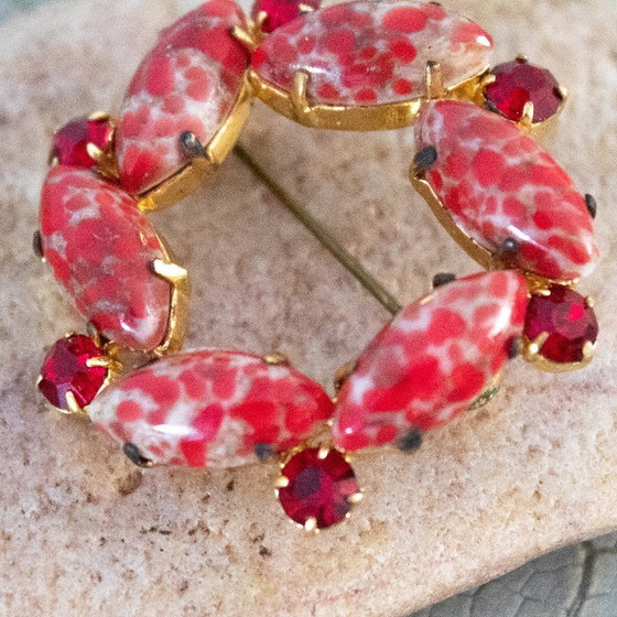 Image 1 of Spilla rotonda vintage degli anni '50 con strass rosso rubino e cabochon ovali screziati.