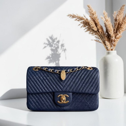 Chanel Seasonal Flap Small - 23CM Surpique CC Herringbone Medallion Flap Chevron Donkerblauw Goudkleurige hardware Serie 21