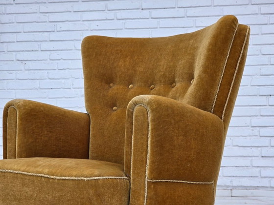 Image 1 of Fauteuil relax danois des années 1960, revêtement d'origine en velours jaune miel.