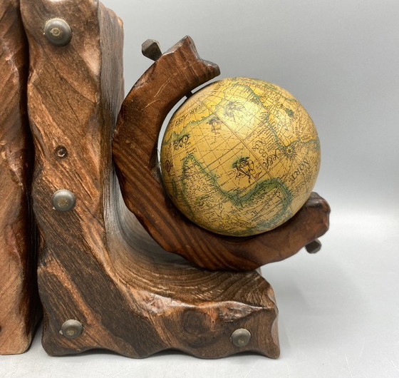 Image 1 of Vintage Globe Boekensteunen – Massief houten boekensteunen met draaiende wereldbollen – Bibliotheekdecoratie in mid-century stij