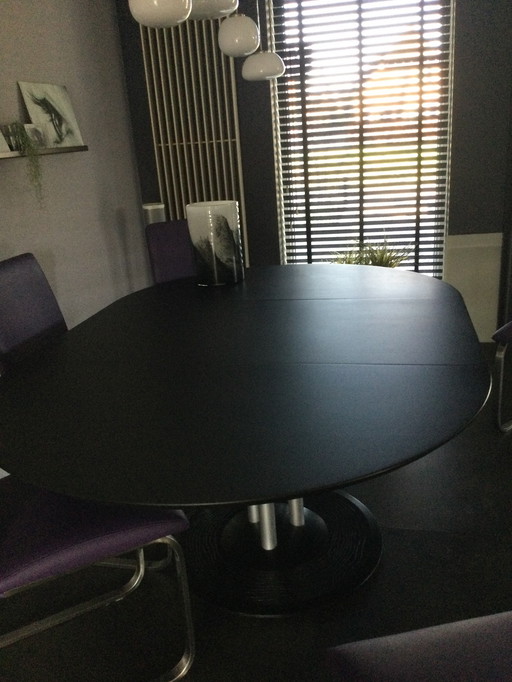 Leolux Trias extendable dining table 120 round to 180 cm