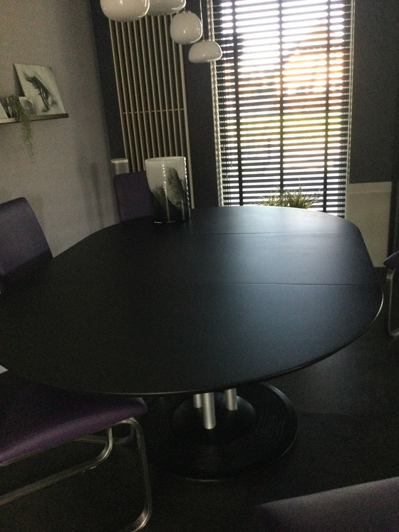 Image 1 of Leolux Trias extendable dining table 120 round to 180 cm
