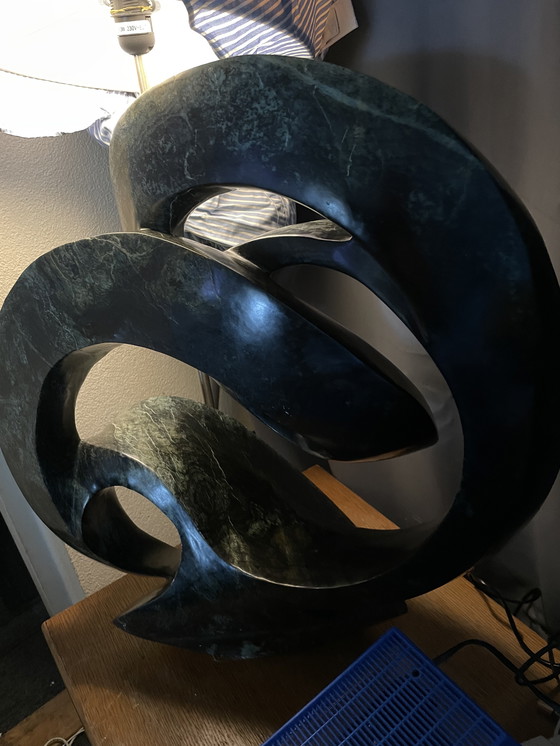 Image 1 of Exklusive Cliff Makore Skulptur „Chronik“ – 50 kg Gepardenjade (gesegnet/signiert)