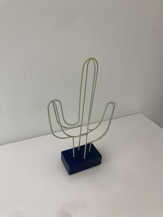 Image 1 of Escultura moderna de alambre de cactus