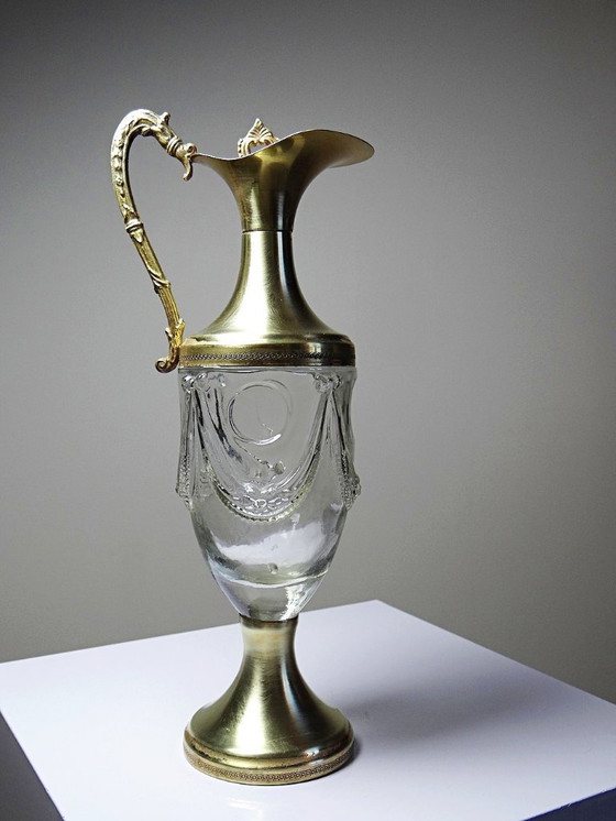 Image 1 of Vintage decoratieve schenkkan van gegoten glas en verguld messing, Italië circa 1980.