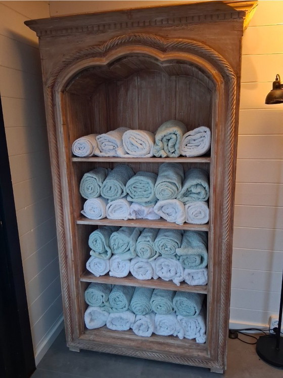 Image 1 of Armoire rustique sculptée à la main
