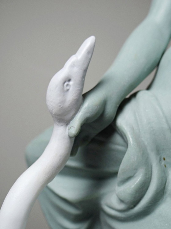 Image 1 of Biscotto bicolore di Letu & Mauger, Leda e il cigno, XIX secolo, celadon e bianco