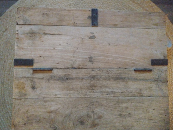 Image 1 of Une vieille table ayant appartenu à mon grand-père.