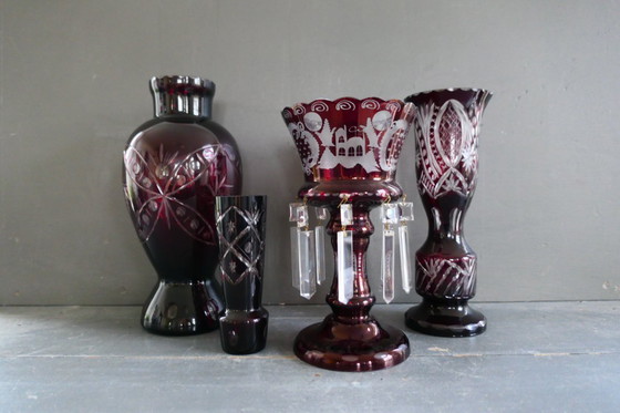 Image 1 of Jarrón antiguo de cristal rojo rubí de Bohemia