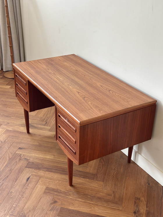 Image 1 of Scrivania dal design vintage in legno di teak danese, anni '50/'60/'70