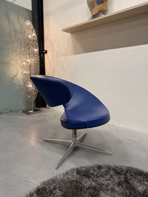 Image 1 of Sillón giratorio Varier Peel Club de cuero azul