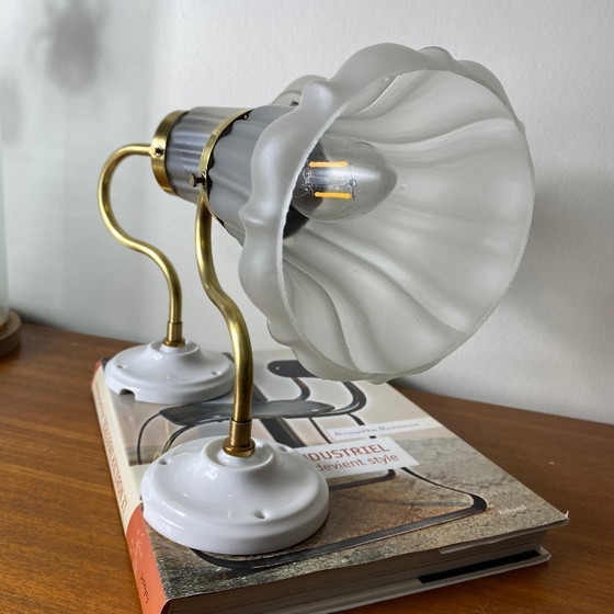 Image 1 of Coppia di applique da parete a collo di cigno in ottone, paralumi a tulipano in vetro trasparente, rosette in porcellana