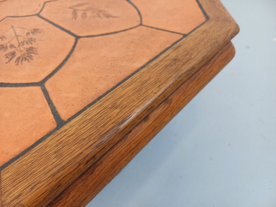 Image 1 of Tavolino ottagonale Barrois con motivi vintage da erbario in legno di rovere e ceramica Vallauris degli anni '60 e '70.