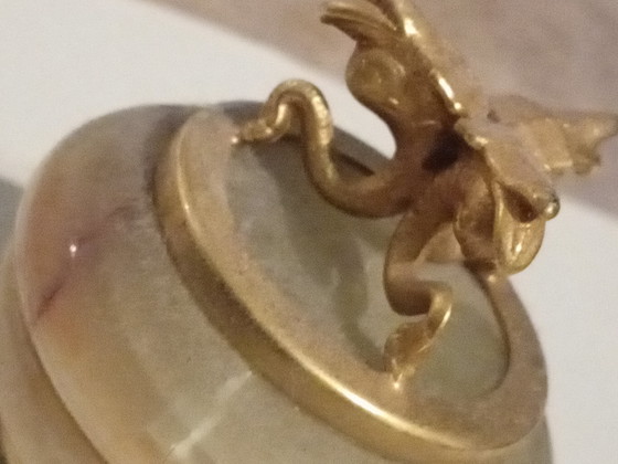 Image 1 of Onyx et laiton plaqué or, un petit bijou vintage