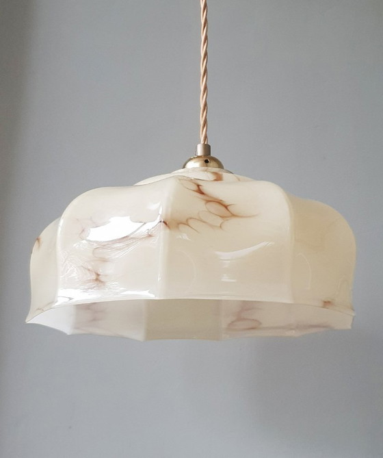 Suspension vintage Art Déco en verre opalin marbré beige., Métal, Transparent (photo 10 sur 18)