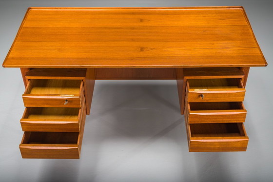 Image 1 of  Dänischer Teakholz-Schreibtisch von Peter Lovig Nielsen für Hedensted Mobelfabrik, 1974