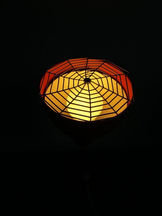 Image 1 of Lampada da parete rossa vintage IKEA in stile Memphis con griglia a ragnatela.