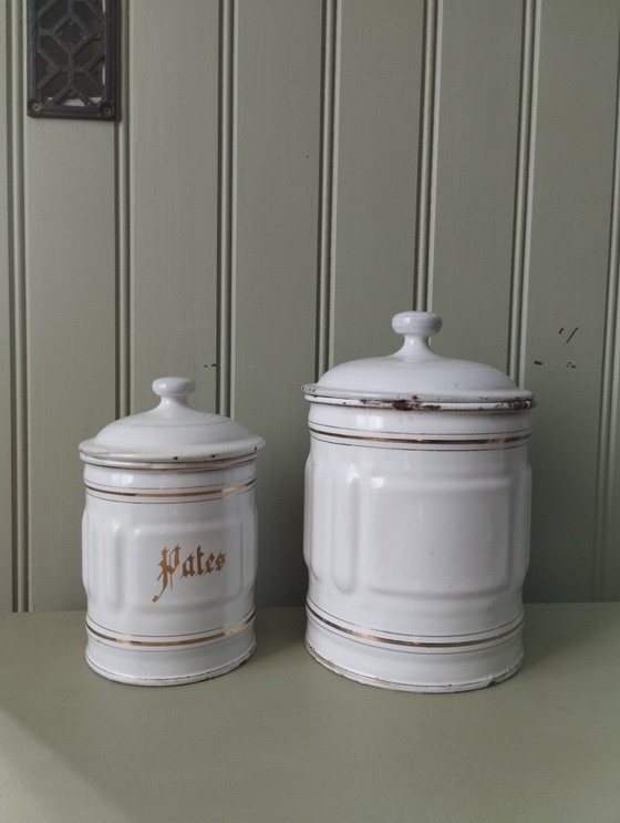 Image 1 of Antieke dozen gemaakt van wit geëmailleerd plaatmetaal met gegroefde randen en gouden versiering.