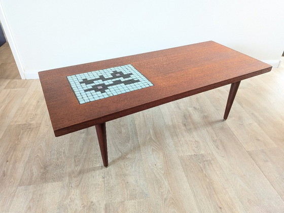 Table basse en teck de style moderne du milieu du siècle avec incrustation de mosaïque (attribuée à Wébé) (photo 7 of 13)
