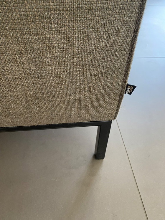 Image 1 of Divano modello Aikon in stock con pouf/ottomana con gambe nere