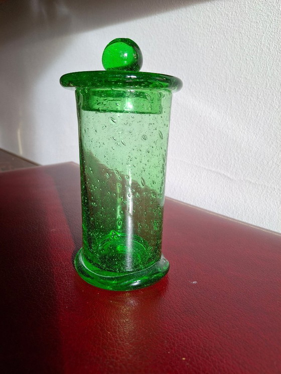 Image 1 of Porta caramelle per bambini meritevoli in vetro a bolle di Biot, noto come barattolo da farmacia con il suo coperchio, firmato