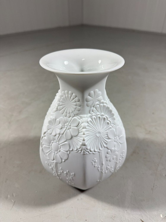 Vase en porcelaine AK Kaiser White Biscuit, années 1960 – Vintage (photo 4 of 12)