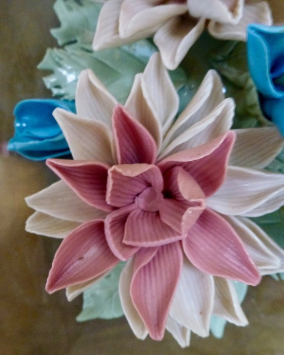 Image 1 of Quadro in porcellana d'epoca con fiori applicati molto finemente...,