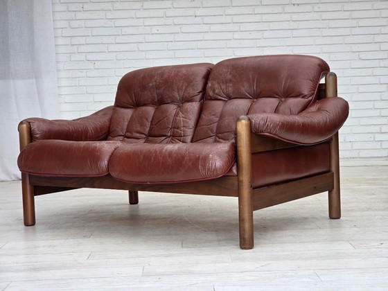 Image 1 of Schwedisches 2-Sitzer-Sofa aus den 1970er Jahren, braunes Leder mit Patina, dunkles Buchenholz.