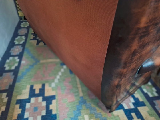 Image 1 of Divano Chesterfield a 3 posti in pelle color castagna