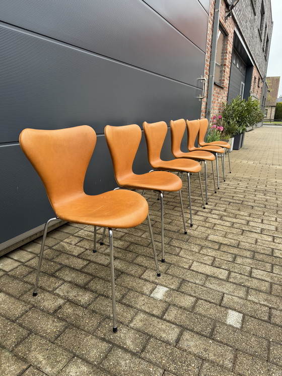 Image 1 of Sillas Mariposa Serie 7 de Fritz Hansen en piel color coñac.