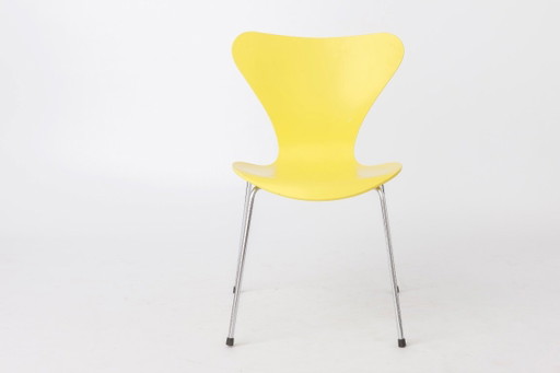 Chaise Arne Jacobsen Série 7 Modèle 3107 | Chaise de salle à manger jaune Fritz Hansen | Classique du design danois, années