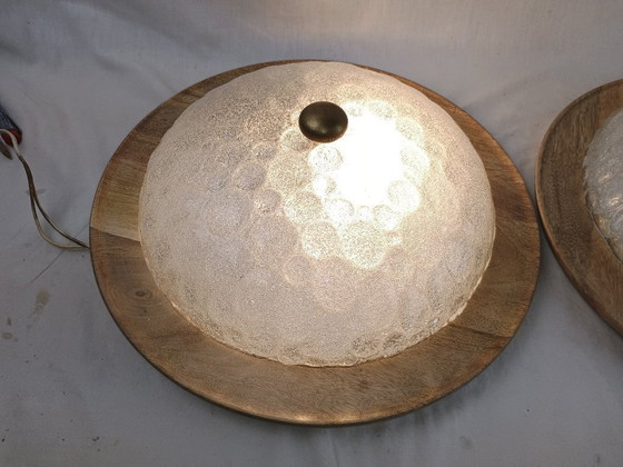 Image 1 of Set van twee vintage Murano glazen wandlampen met achterplaten van exotisch hout uit de jaren 60.