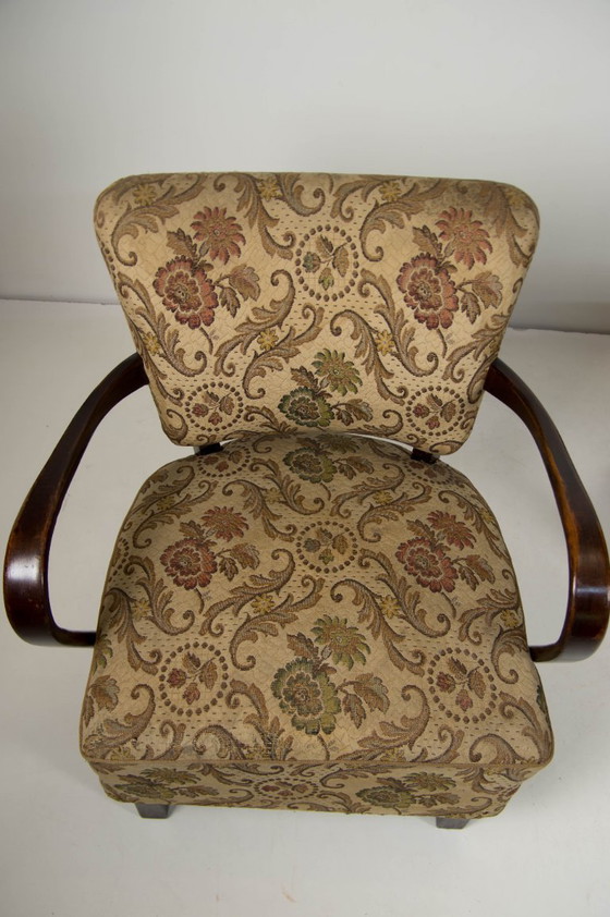 Image 1 of Een paar art deco fauteuils van gebogen hout met originele bloemenbekleding, circa jaren 1930.