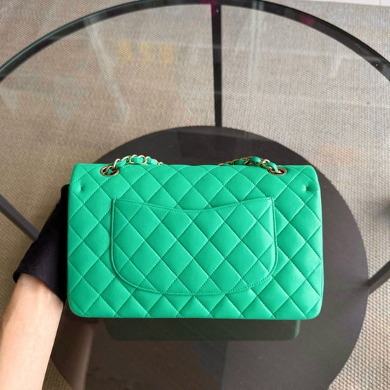 Image 1 of Borsa Chanel Classic Flap Medium - 25 cm in pelle di agnello trapuntata verde con finiture dorate, serie 18