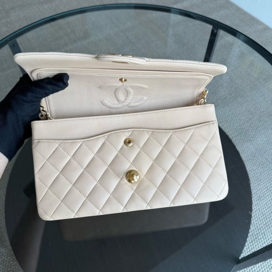 Image 1 of Chanel Classic Flap Medium - 25 cm gewatteerd lamsleer, beige, met gouden details.