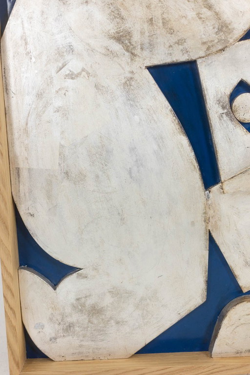 Pannello a bassorilievo argentato "L'acrobata" su sfondo blu. Opera contemporanea.