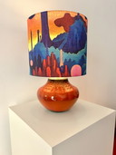Ruimtevaart tafellamp gemaakt van een vintage vaas, hergebruikt voor een lamp in space age-stijl.