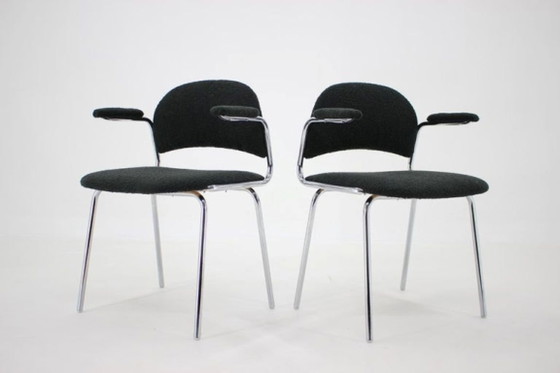 Image 1 of Een paar Tsjechische fauteuils uit de jaren 70, gemaakt van verchroomd buisvormig staal en bekleed met donkere bouclé-stof.